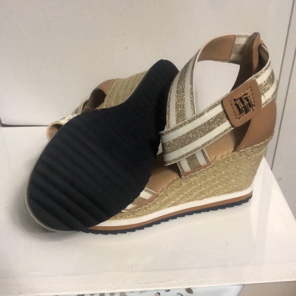 Tommy Hilfiger size 8 color blue,white and tan very nice shoe - Picture 4 of 6